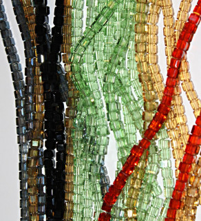 Krystaly korálky čtverce 4mm +- 100Ks